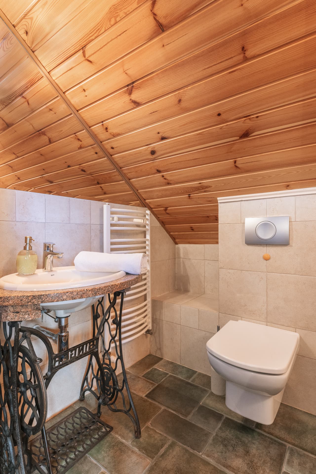 Bathroom of room 10 with a sink on a vintage sewing-machine base