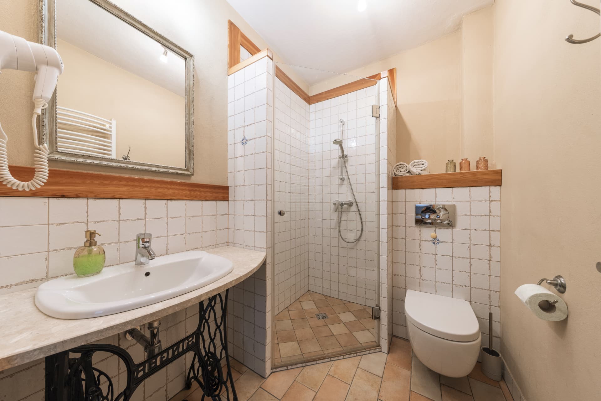En-suite bathroom of room 4 with a sink on a vintage sewing-machine base