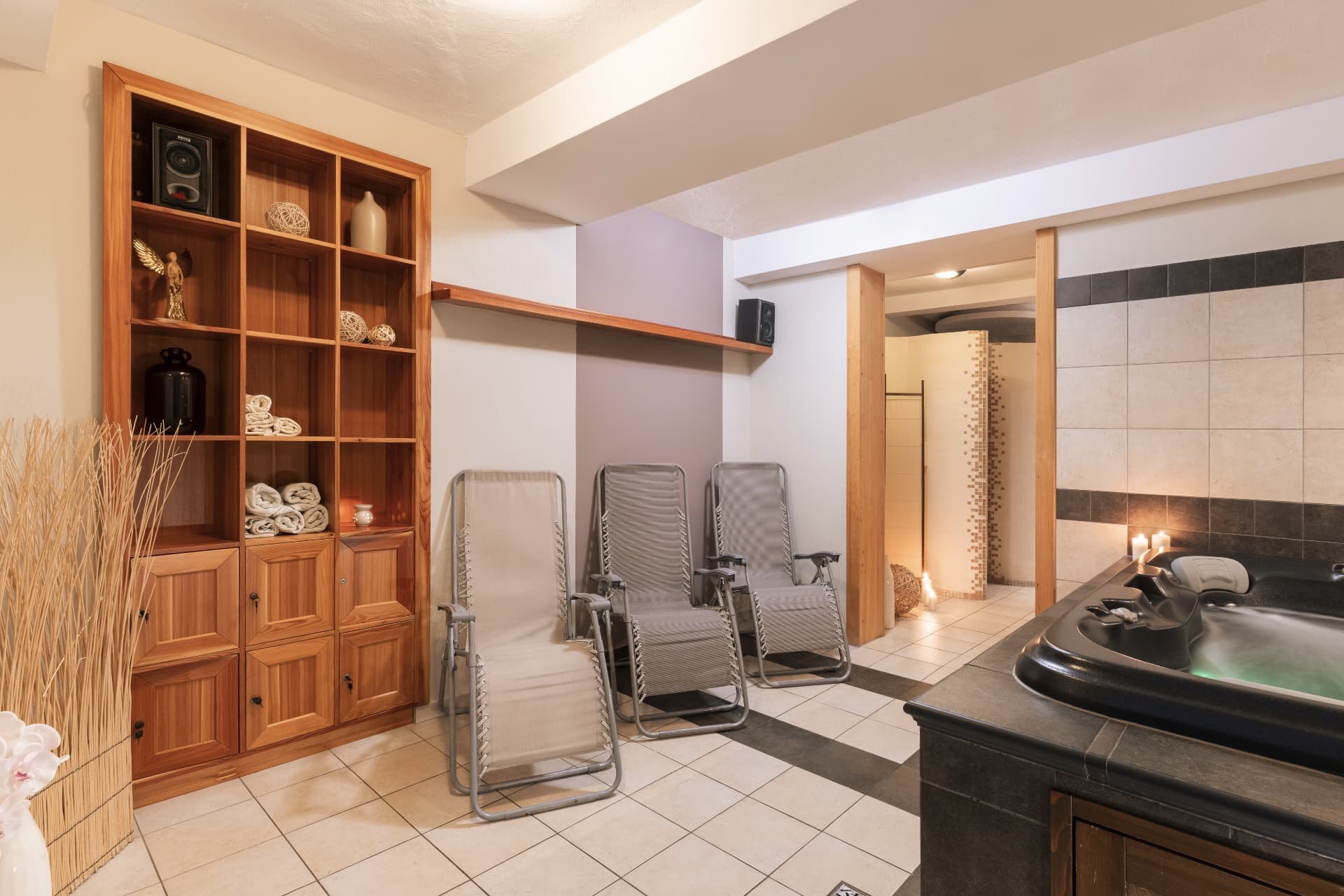 Relaxation lounge with a whirlpool, recliners and a view into the shower area