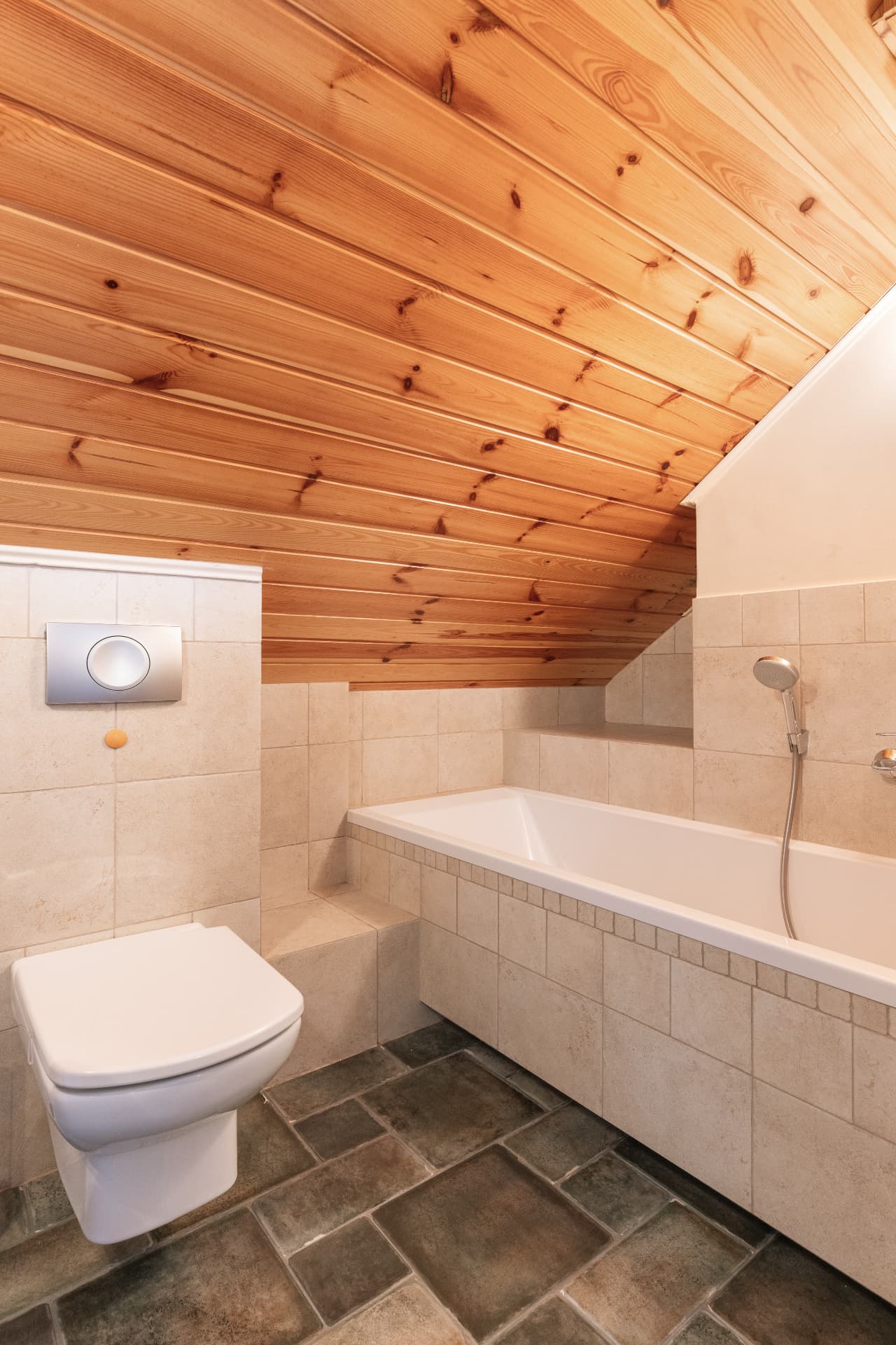 Bathroom of room 10 with a built-in tiled bathtub