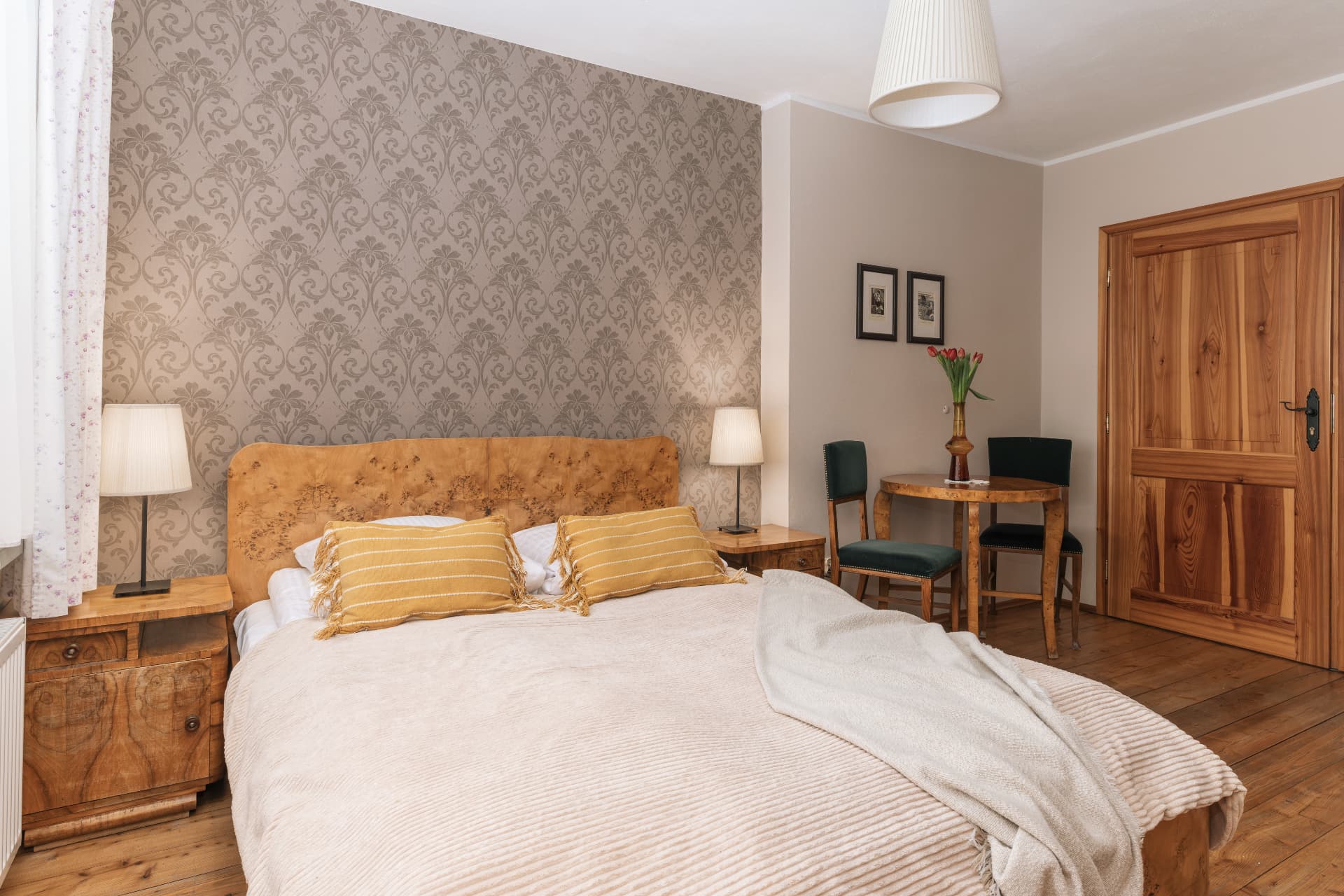 Double bed and seating corner in room 4