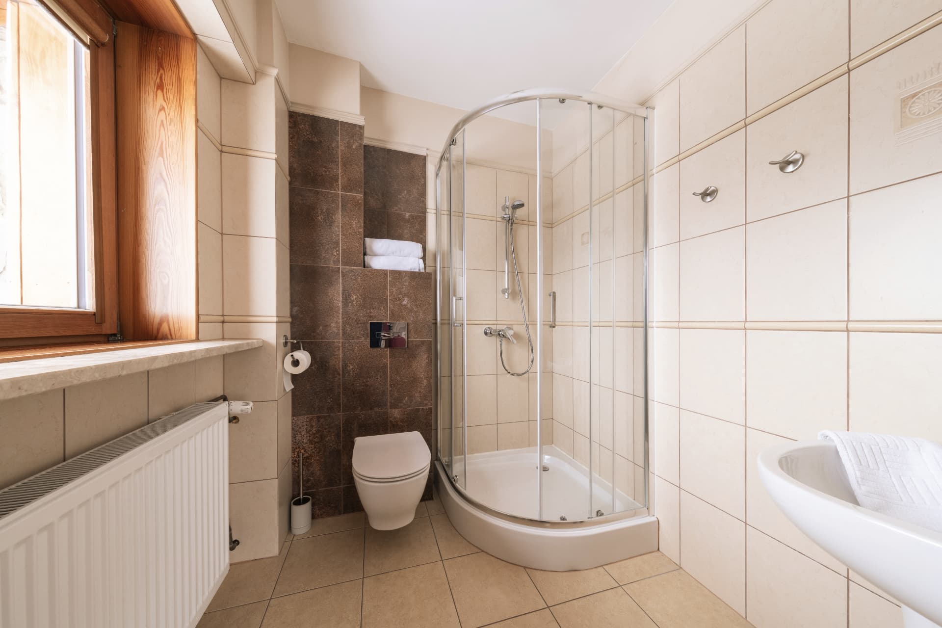 Walk-in shower in the en-suite bathroom