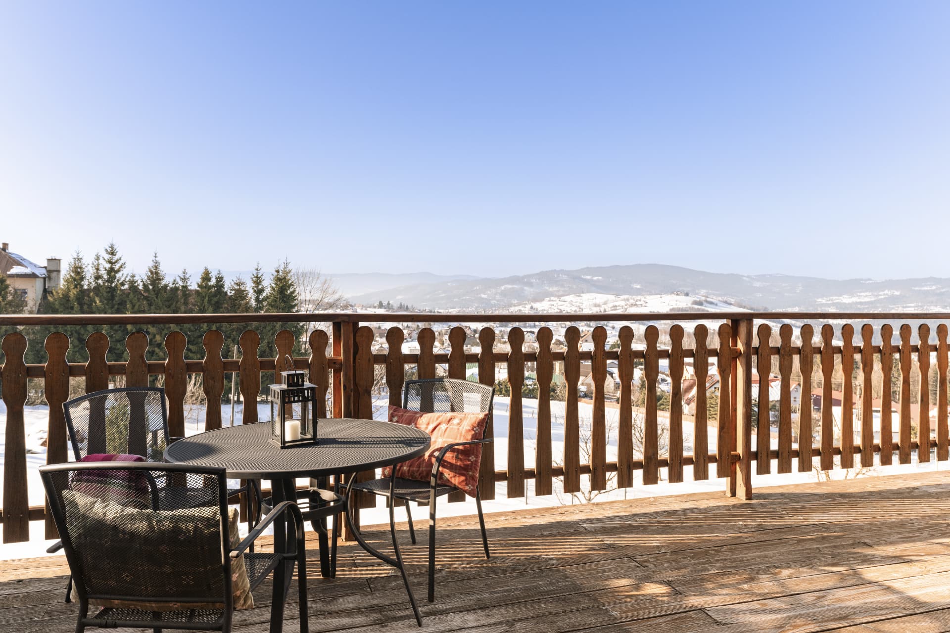 Balcony table with a view over the winter landscape