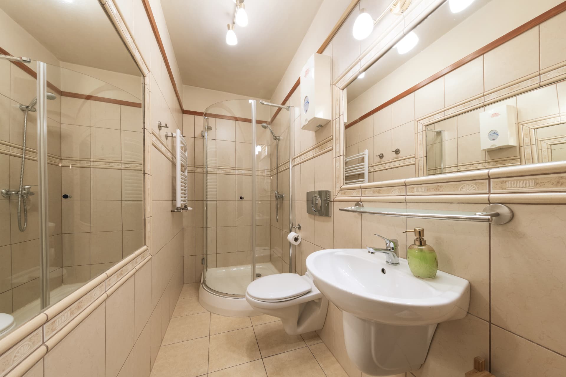 En-suite bathroom of room 3 with a corner shower