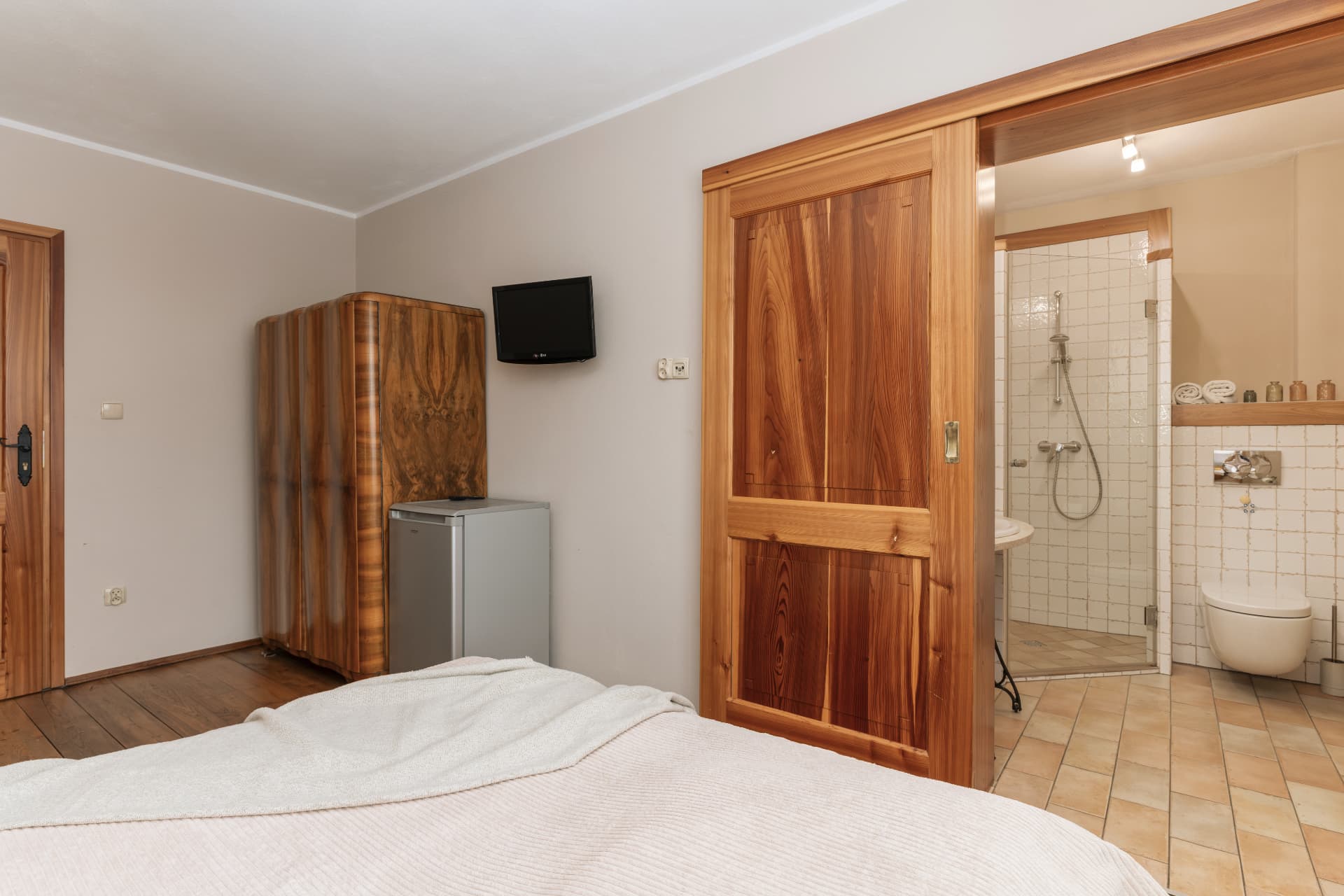 Room 4 with a wardrobe, wall TV and sliding door to the bathroom