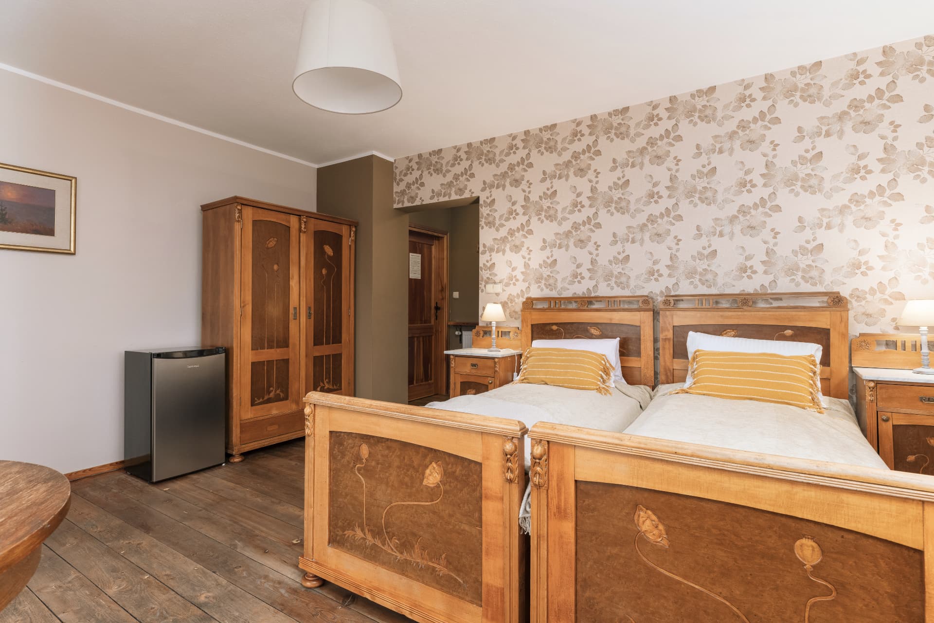 Sleeping area with twin beds and wardrobe in room 3