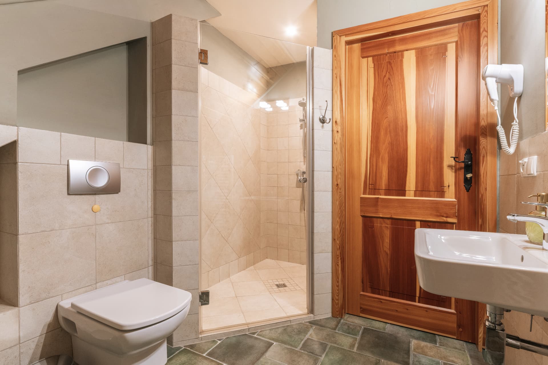 Bathroom of room 7 with a walk-in shower and wall-mounted sink